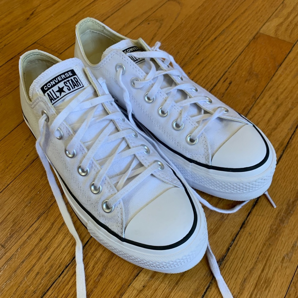 Converse Chuck Taylor Platform Low Top Sneakers Size 8 in White